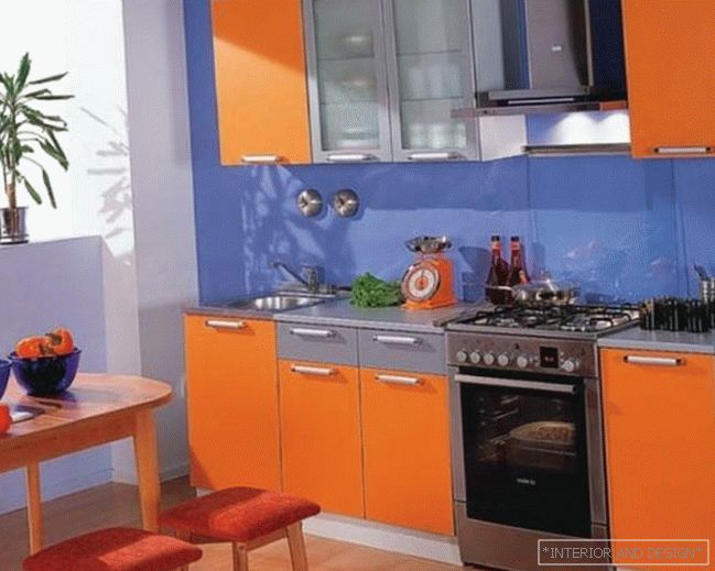 Синьо-помаранчевий дизайн кухні