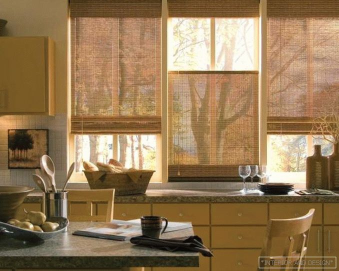 Рулонні штори в інтер'єрі кухні - фото 1
