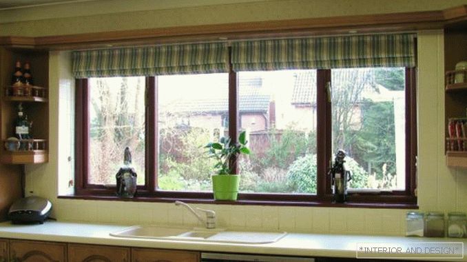 Рулонні штори в інтер'єрі кухні - фото 2