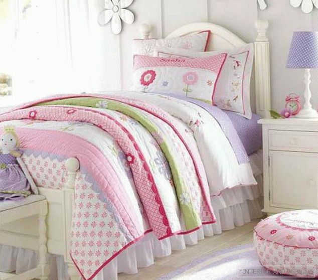 Спальня в рожевих і фіолетових відтінках - фото