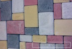 Тротуарна плитка, пофарбована в різні кольори