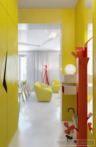 Жовтий дизайн прихожей в маленькому коридорі