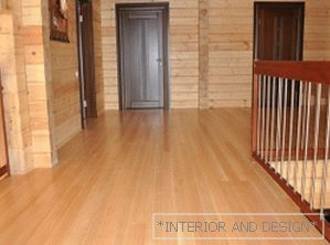Дошка для підлоги в інтер'єрі дерев'яного будинку