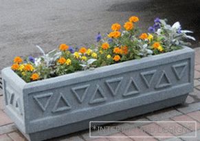 Вазони квіткарки бетонні для вуличних квітів.